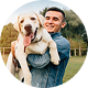 Mann hält einen Hund