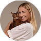 Frau hält eine Katze