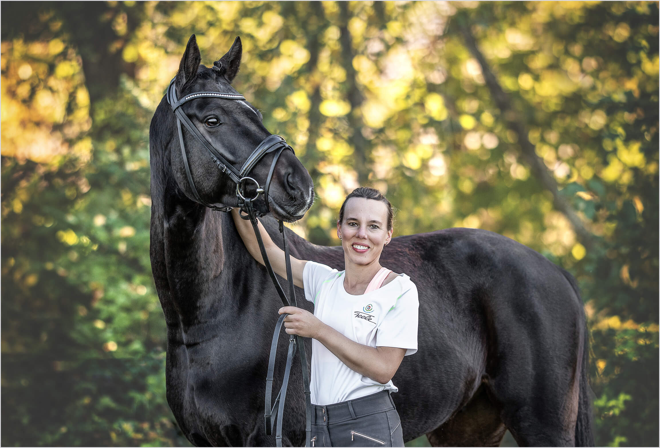 Alexandra Gadsch Neben Einem Pferd