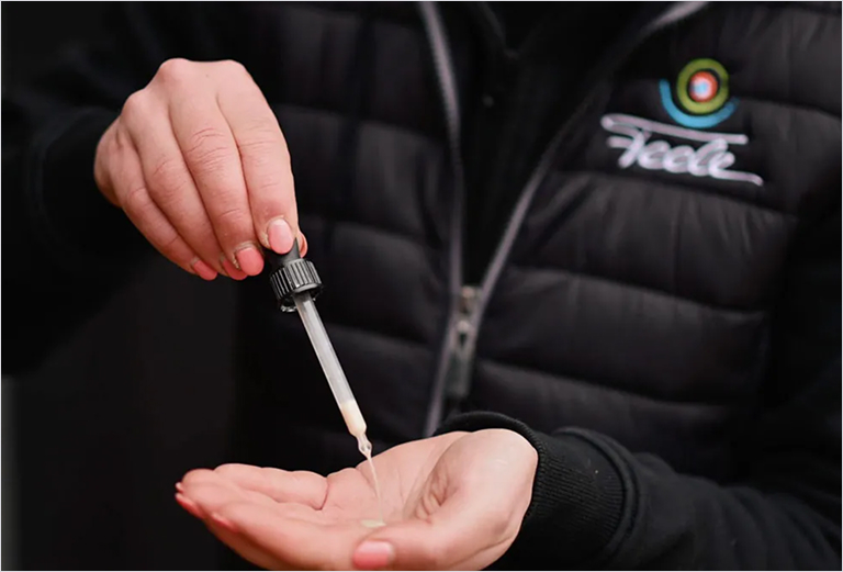 Mann hält eine Pipette in seinen Händen