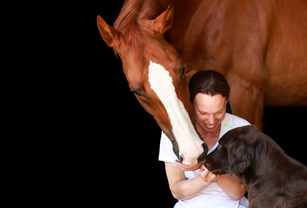 Alexandra Gadsch zusammen mit ihrem Pferd & Hund